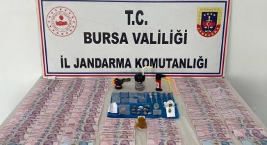 Bursa'da araçtaki zuladan çok sayıda madde çıktı