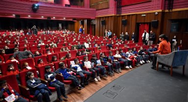 Bursa'da çocuklarla hikaye söyleşisi
