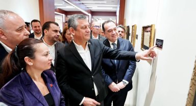 CHP lideri Özel "Sarışın Bir Kurt" sergisini gezdi