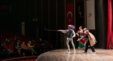 'Don Kişot' İzmirli minik izleyicileri büyüledi
