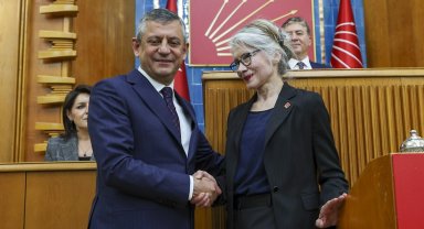 Emine Ülker Tarhan yeniden CHP'de