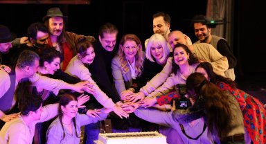 İstanbul Bakırköy'de sahne çiçek bahçesine dönüştü