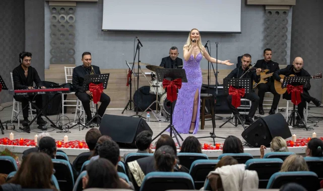 İzmir Bornova'da aşk şarkıları gecesi