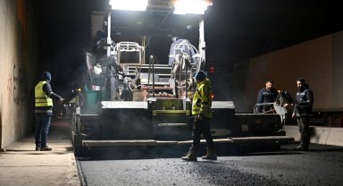 İzmir Bornova'da yağmur sonrası asfalt serimi başladı