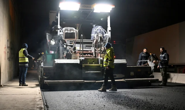 İzmir Bornova'da yağmur sonrası asfalt serimi başladı