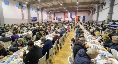 İzmir Büyükşehir'in iftar sofrası Foça'da kuruldu