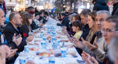 İzmir Büyükşehir'in iftar sofrası Kemeraltı'nda kuruldu