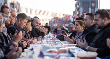 İzmir Çamdibi'nde binlerce kişilik iftar sofrası 