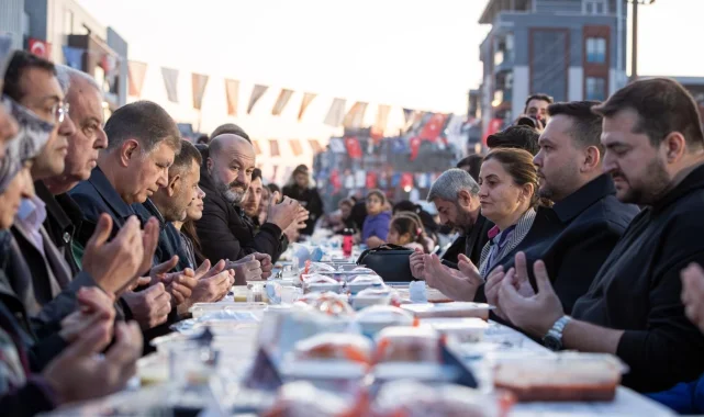 İzmir Çamdibi'nde binlerce kişilik iftar sofrası