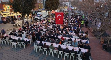 İzmir Çiğli'de Kadir Gecesi'nde binler aynı sofrada buluştu