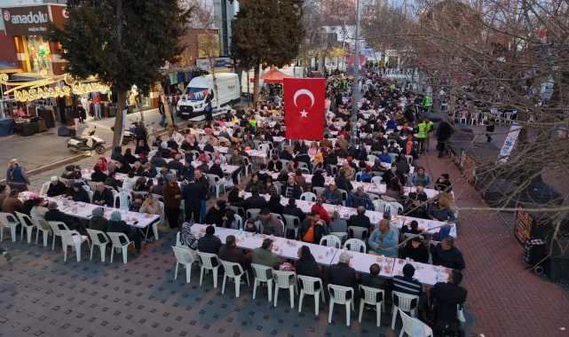 İzmir Çiğli'de Kadir Gecesi'nde binler aynı sofrada buluştu