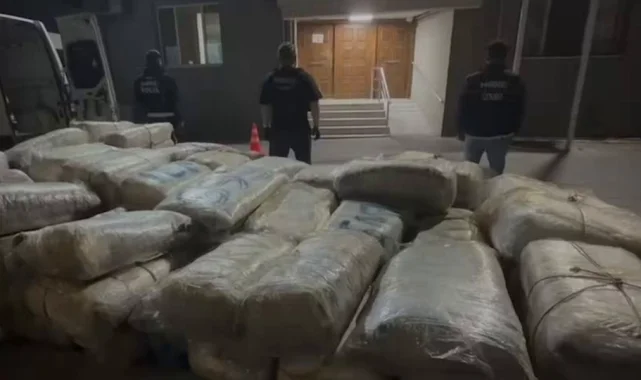 İzmir'de 1 ton 346,5 kg uyuşturucu madde ele geçirildi