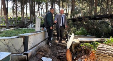 İzmir'de fırtınadan etkilenen mezarlıklara hızlı müdahale
