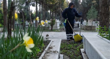 İzmir'de mezarlıklar bayrama hazırlanıyor