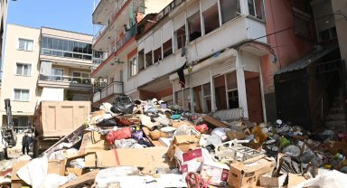Karabağlar'da 'çöp ev'den 12 kamyon atık çıkarıldı