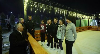 Kayseri Açık Hava Buz Pateni pistinde çifte bayram