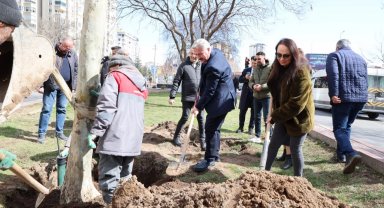 Kayseri Melikgazi'de bahar fidan dikimiyle geldi