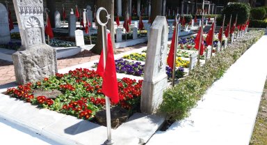 Kocaeli Büyükşehir'den 18 Mart öncesi şehitliklerde titiz çalışma