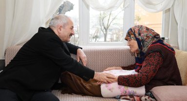 Kocaeli Gebze'de 100 yaşındaki Hesna Teyzeye ziyaret