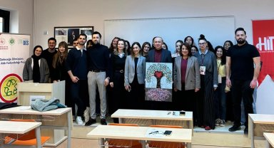 Kocaeli Üniversitesi'nde sıfır atıklar sanata dönüştü