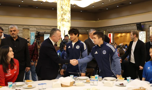 Kocaeli'de Başkan Büyükakın başarılı sporcularla iftar yaptı