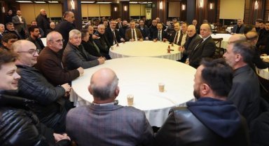 Kocaeli'de ziraatçılar, Başkan'ı çay içmeden bırakmadı