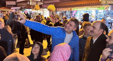 Konya'da son teravih sonrası çarşıda vatandaşlarla buluştu