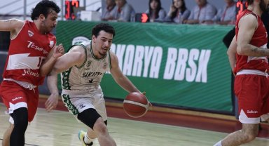 Lider Sakarya play-off'a çeyrek finalden gidiyor