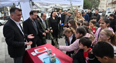 Manisa'da atık piller toplanıyor, fidanlar toprakla buluşuyor