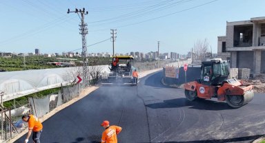 Mersin Büyükşehir'den Mezitli'de sıcak asfalt atağı