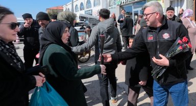Nevşehir Belediyesi kadınlara binlerce çiçek dağıttı