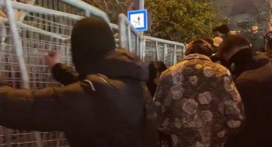 Saraçhane'de polis bariyerlerine saldıran maskeli 35 şüpheli gözaltında