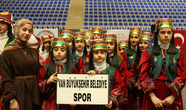 Van Büyükşehir halk oyunlarında şampiyon