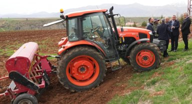 Adana'da Tufanbeyli çiftçisine çilek ve nohut desteği