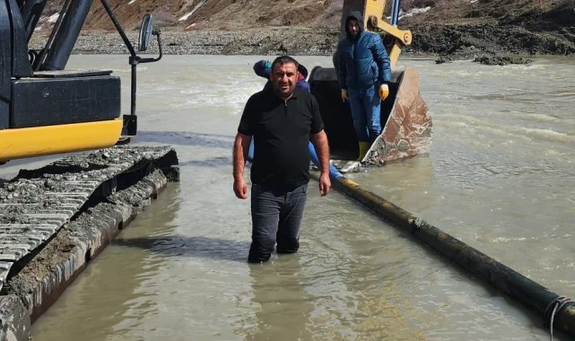 Ağrı'da Muhtar Yavuz Özen'in girişimiyle su hattı onarıldı