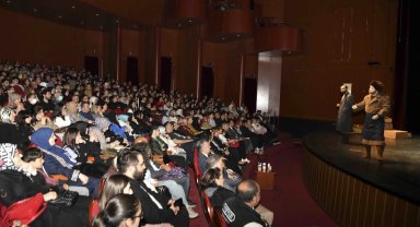 Ankara'da gençlik tiyatrosundan güçlü performans