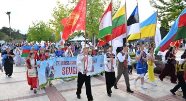 Antalya'da çocuklar Sevgi Korteji'nde buluştu