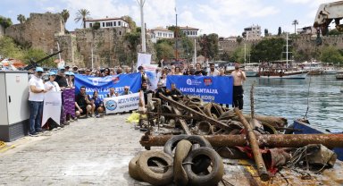 Antalya'da deniz dip temizliği... 5 ton çöp çıkartıldı