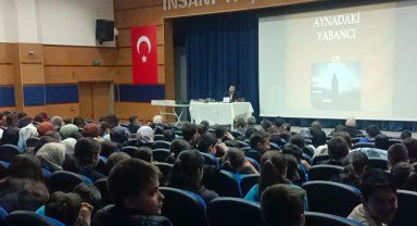 Bilecik'te "Aynadaki Yabancı" söyleşisi gençlere farkındalık kazandırdı