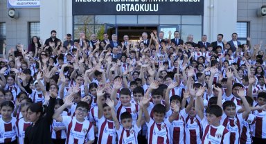 Bursa İnegölspor forması bin 100 öğrenciye dağıtıldı