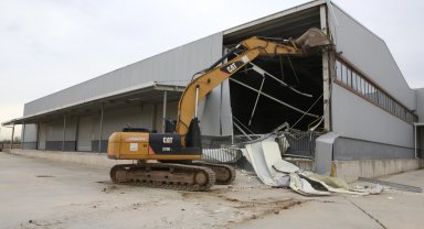 Bursa Nilüfer'de 4 bin metrekarelik kaçak depo yıkıldı