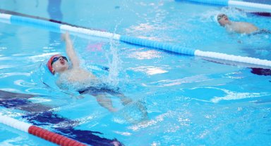 Bursa Osmangazi'de çocuklar 23 Nisan'a kulaç attı