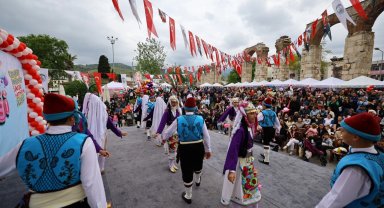 Efes Selçuk'ta çocuklar bayramlarını şenlikle kutladı
