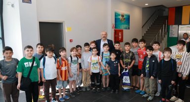 Gebze'de minik yüzücülere Başkan Büyükgöz'den ziyaret
