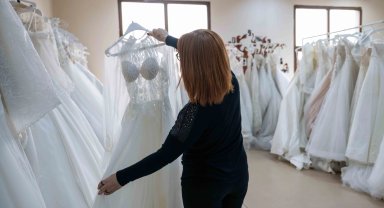 Gelinlikler hayalleri İzmir Bornova'da gerçeğe dönüşüyor