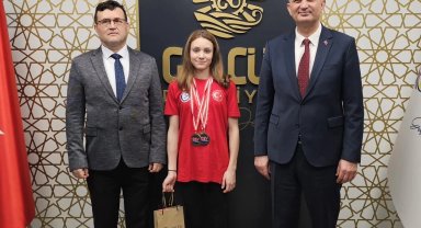 Gölcüklü şampiyon milli yüzücüden Başkan Sezer'e ziyaret