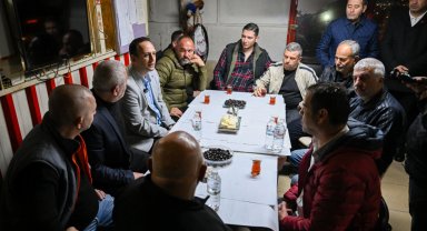 İzmir'de Başkan Eşki minibüsçülerle kahvaltıda buluştu