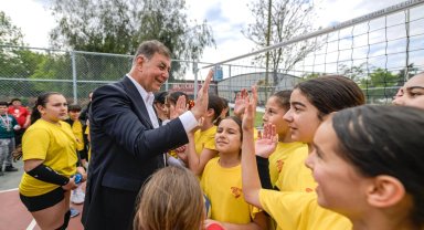 İzmir'de Başkan Tugay, sporcu çocuklarla buluştu