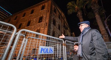 İzmir'de gece nöbetine devam... CHP'li Tanal pense ile plastik kelepçeleri kesti!
