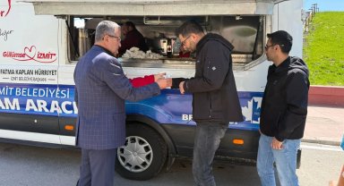 Kocaeli İzmit'te vatandaşlara sıcak ikram